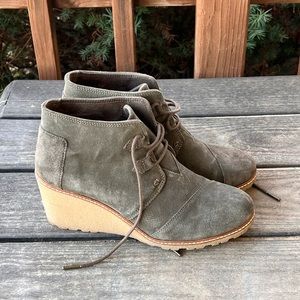 Tom’s lace up green suede wedges